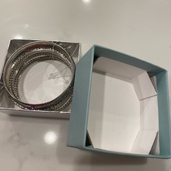 Gift-ready bangles Silver tone bracelet set. - Picture 11 of 12
